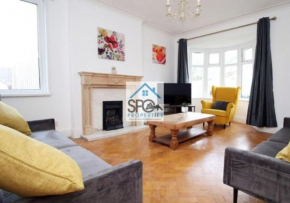 Spacious 4BR Home-8 Guests-Business-Families-Netflix-Free Parking & WiFi